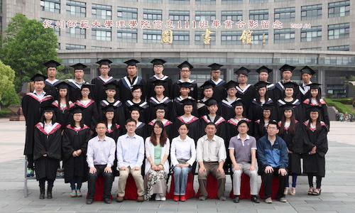 6x10信息111班 学士服副本
