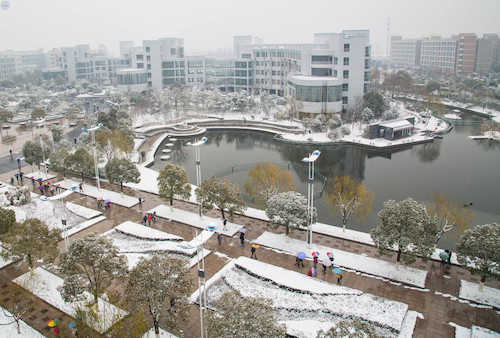 校园雪景