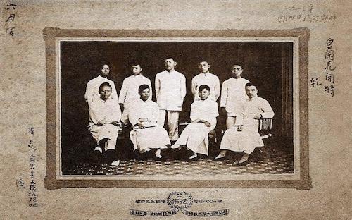 1922年10月朱自清与晨光社会员合影。右一为朱自清，左二为张维祺
