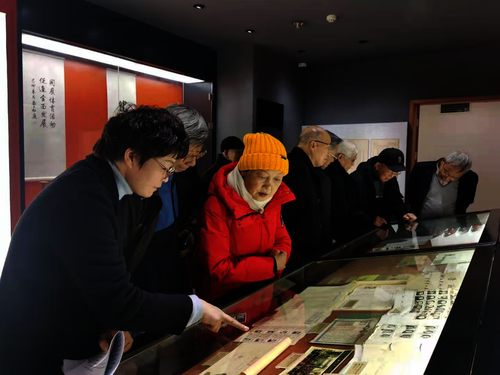 档案馆工作人员为退休领导们介绍精品档案陈列室藏品