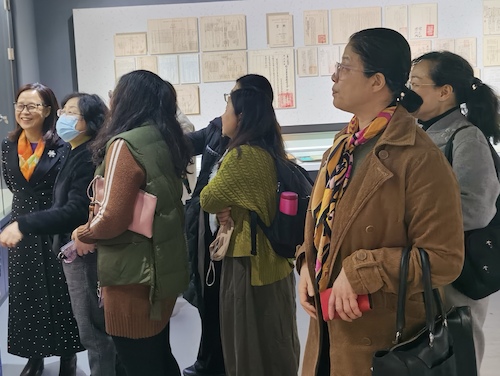 女教授们参观精品档案室