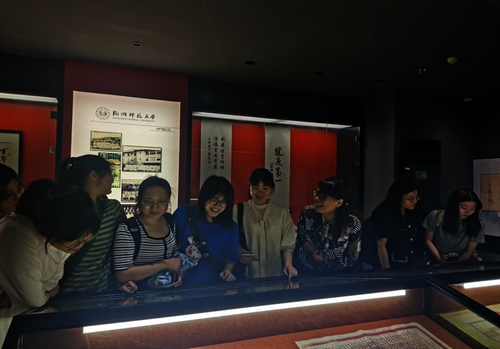 参观展柜