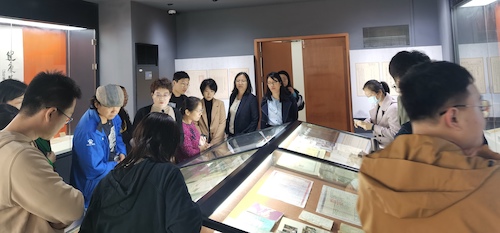 何立芳老师介绍精品档案陈列室的展品