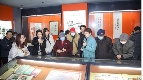 顾西林弟子参观精品档案陈列室