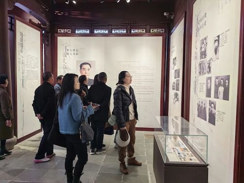 参观周恩来纪念室1
