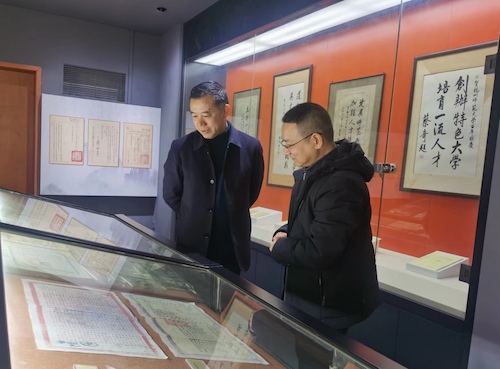 校党委副书记杨政参观精品档案陈列室
