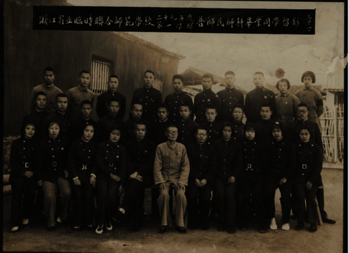 联师普师科毕业合影（1941年1月），左六为徐旭东校长